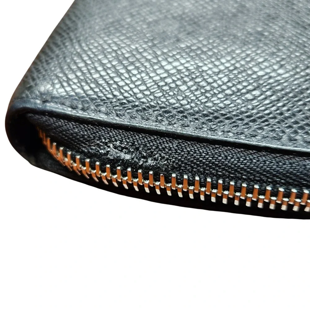 Louis Vuitton Taiga Zippy Organizer NM Black Wallet 2021 France LM0261 READ - Picture 14 of 14